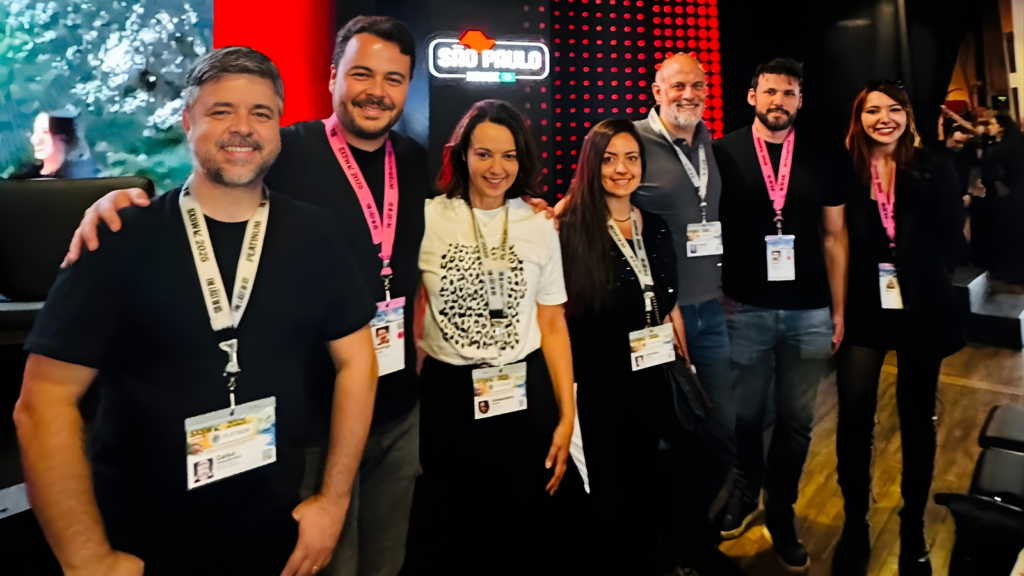 Dando sequência às conversas realizadas durante o SXSW 2025, Alessandra Andrade recebe Marcos Abdo Hadade, CEO do Grupo Arizona, para uma troca sobre vulnerabilidade e escuta como qualidades essenciais de uma liderança inovadora. Em tempos de transformação, reconhecer limites e pedir ajuda também é sinal de inteligência estratégica. Inspirado por palestras do evento, Marcos refletiu sobre como um ecossistema saudável de negócios nasce de relações autênticas, lideranças humanas e propósitos claros e como a exposição dos próprios erros, longe de ser fraqueza, fortalece a liderança e estimula ambientes de crescimento e confiança.